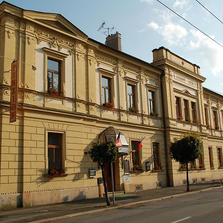塞尔尼昆膳食公寓 Hradec Králové 外观 照片