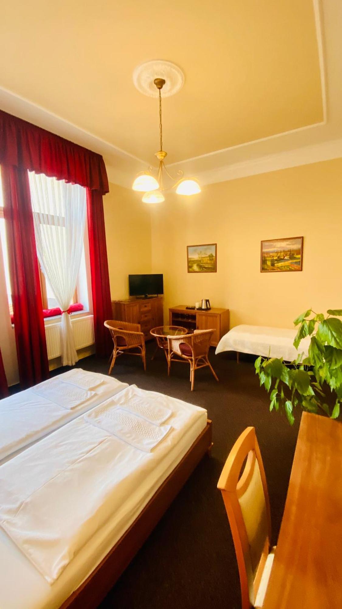 塞尔尼昆膳食公寓 Hradec Králové 外观 照片